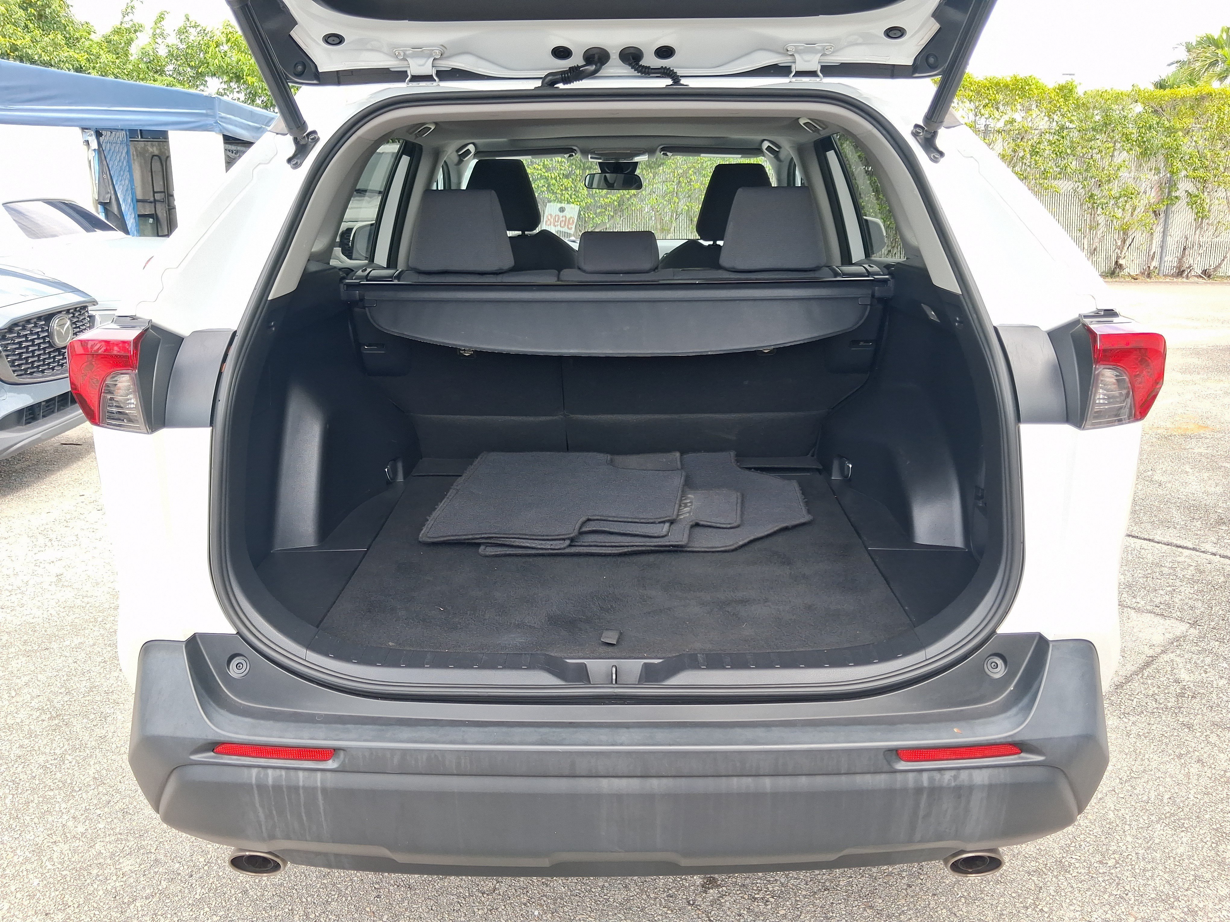 Used 2019 Toyota RAV4 XLE w/ Convenience Package FWD image 4
