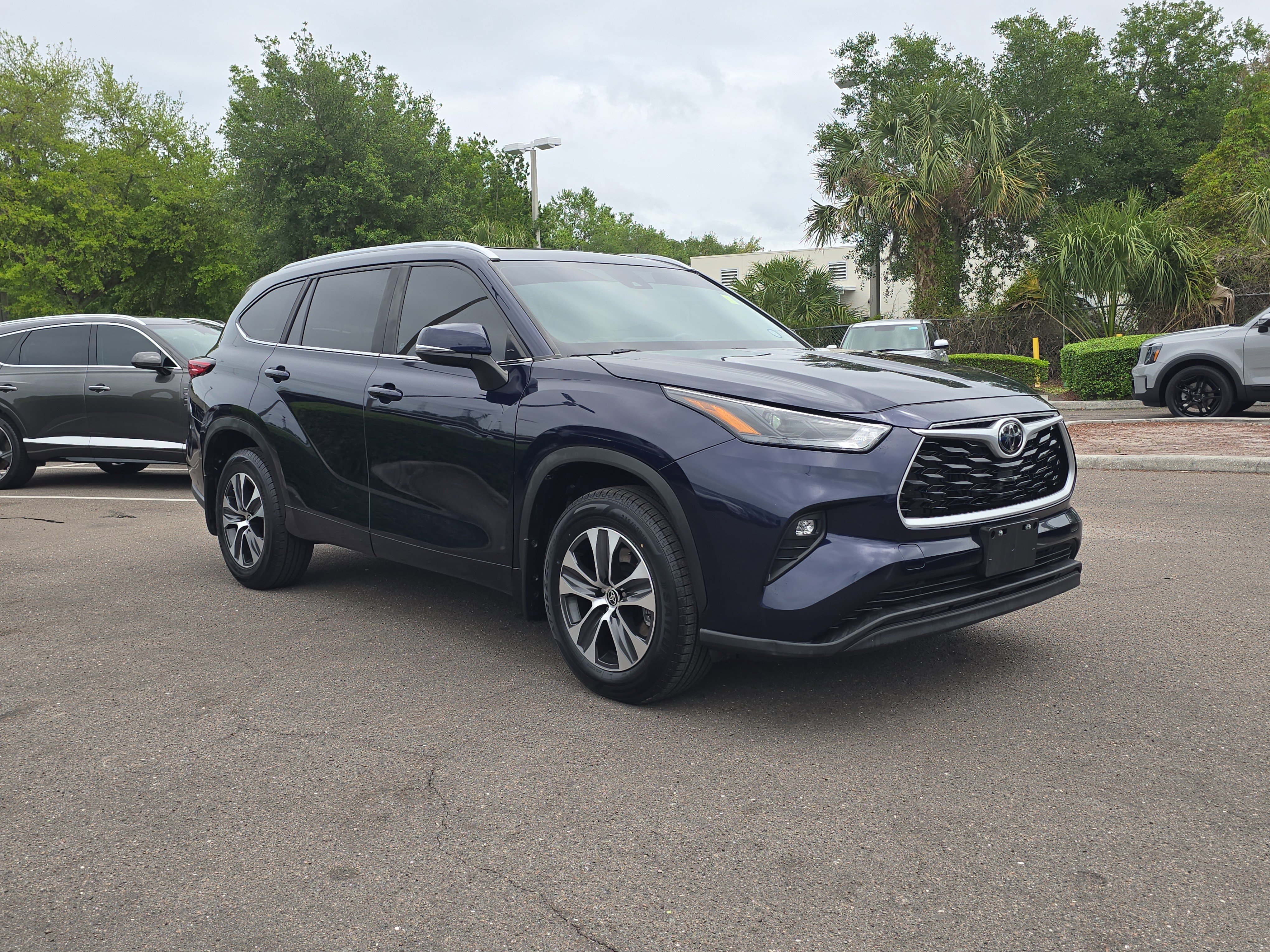 Used 2023 Toyota Highlander XLE AWD/4WD image 2