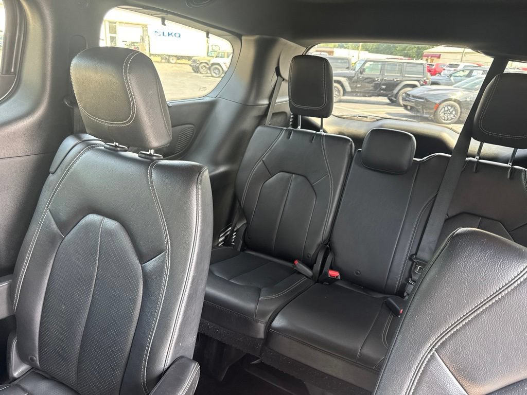 Used 2019 Chrysler Pacifica Touring-L Plus w/ Advanced Safetytec Group FWD image 11
