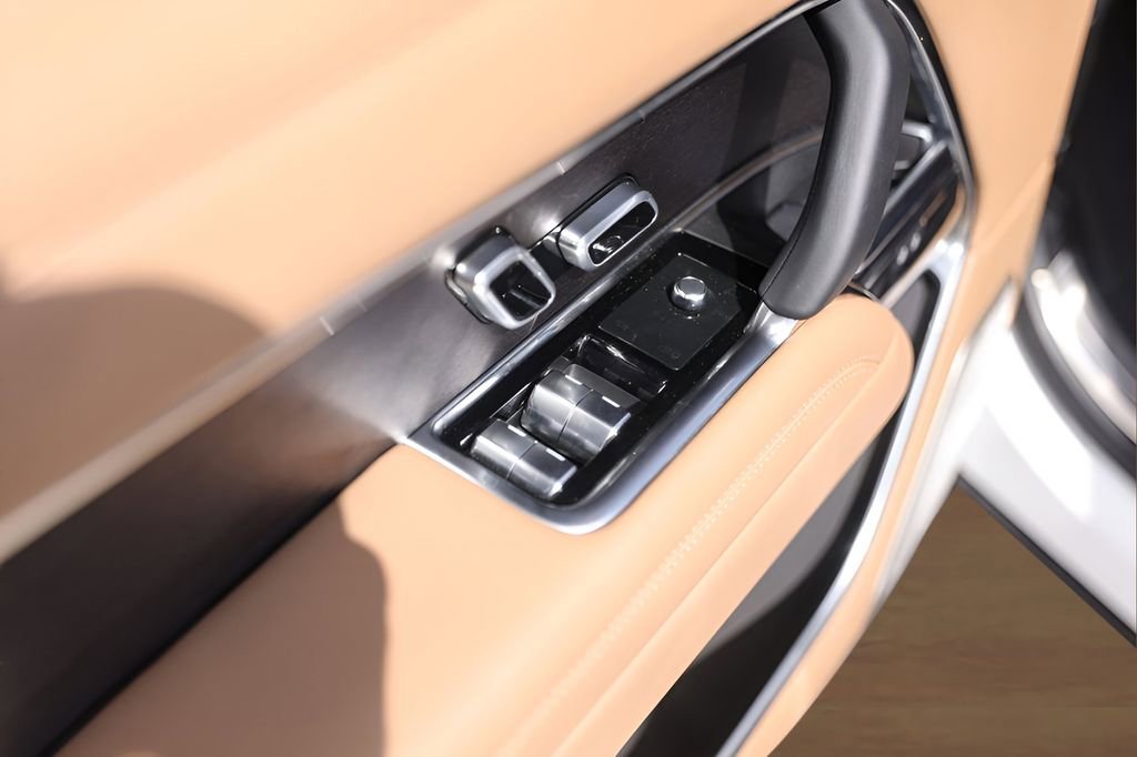 Used 2025 Land Rover Range Rover Autobiography image 20