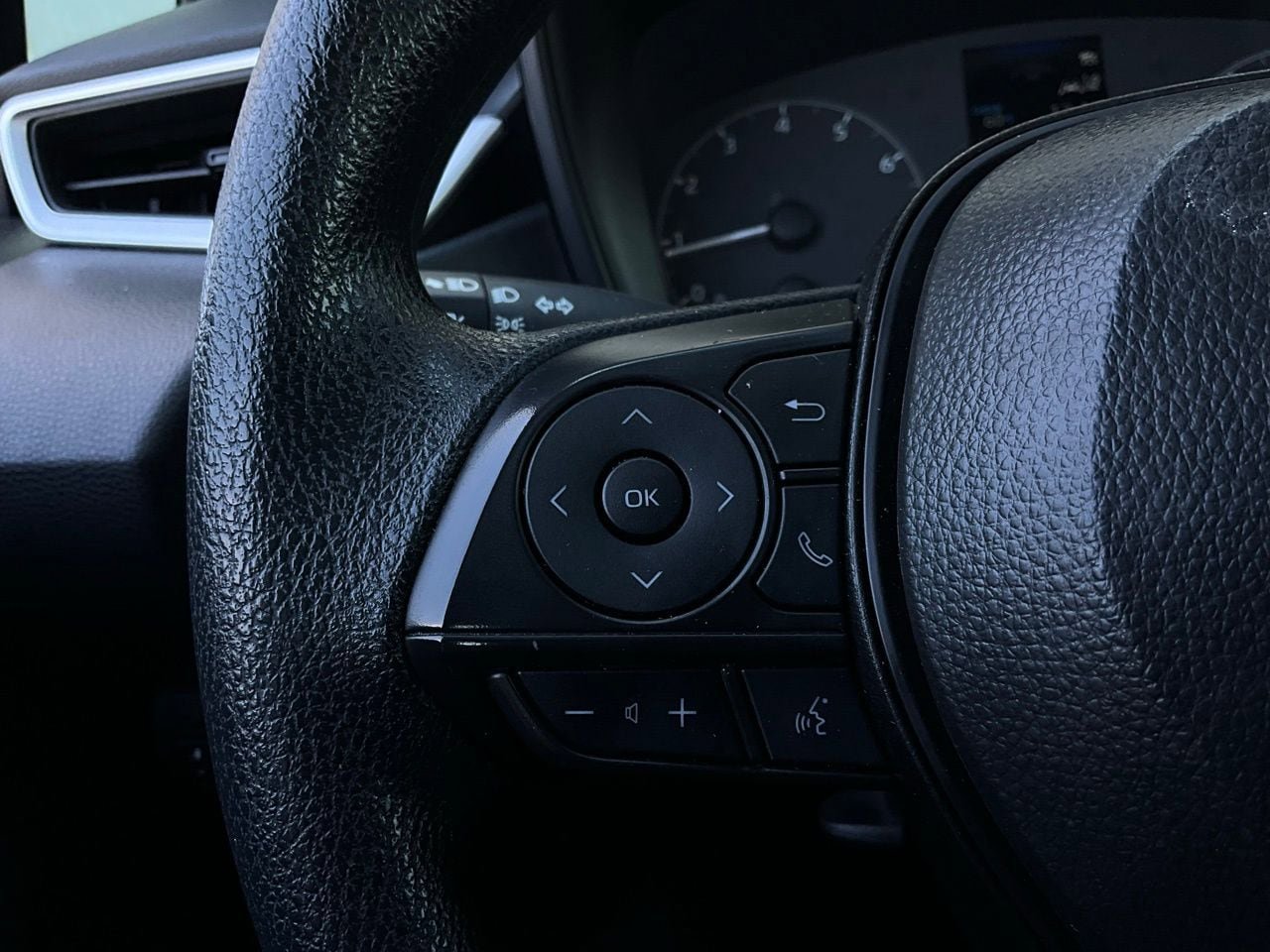 Used 2025 Toyota Corolla LE image 29