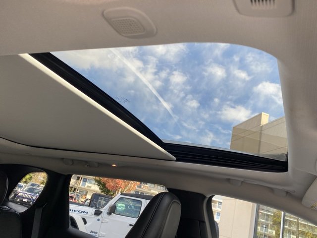 Used 2019 Jeep Cherokee Limited w/ Luxury Group image 32