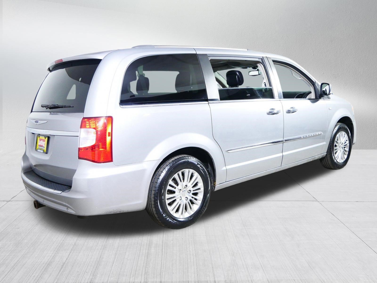 Used 2014 Chrysler Town & Country Touring-L image 7