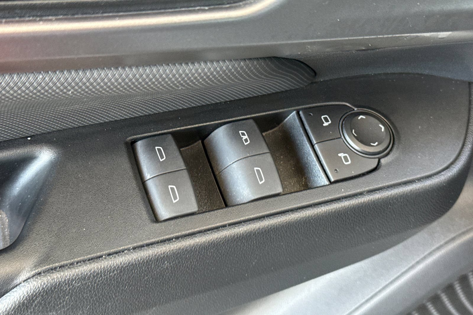 Used 2024 Chevrolet Equinox EV RS FWD image 18