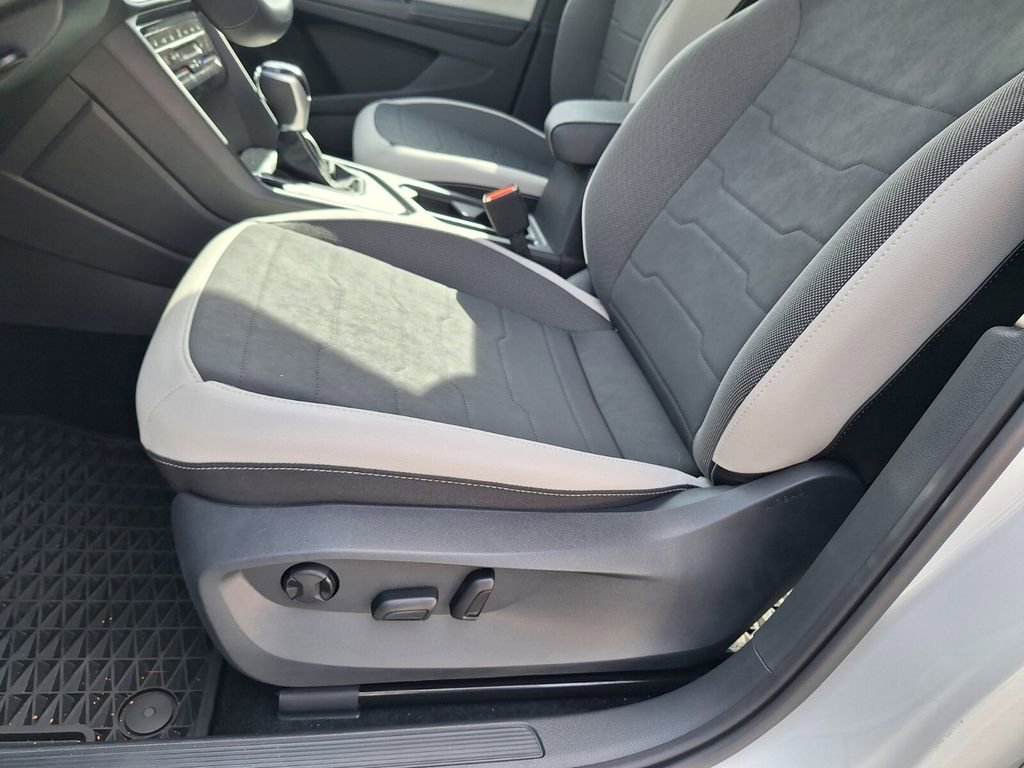 New 2025 Volkswagen Taos SE image 10