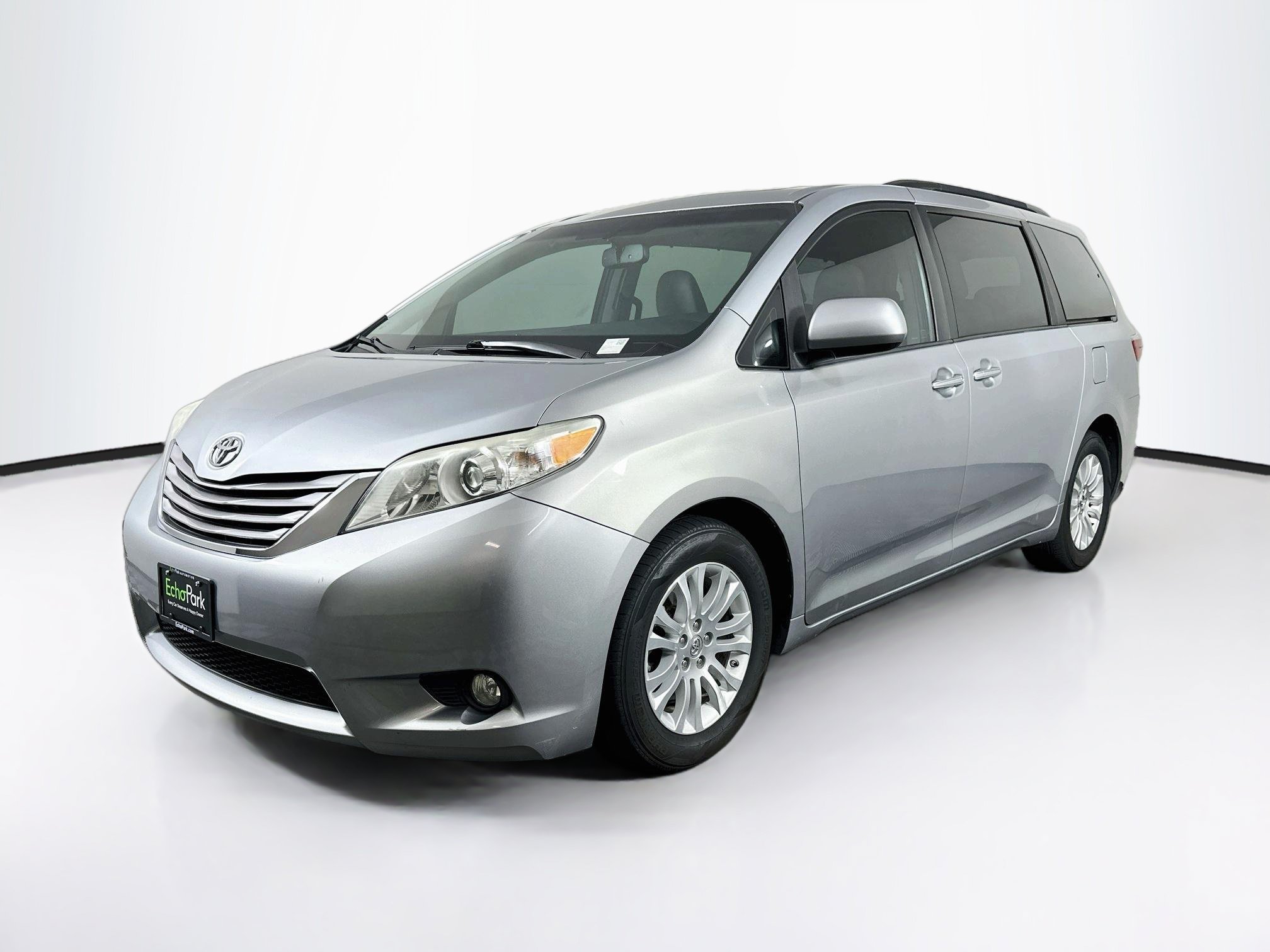 Used 2016 Toyota Sienna XLE w/ XLE Navigation Package FWD image 3