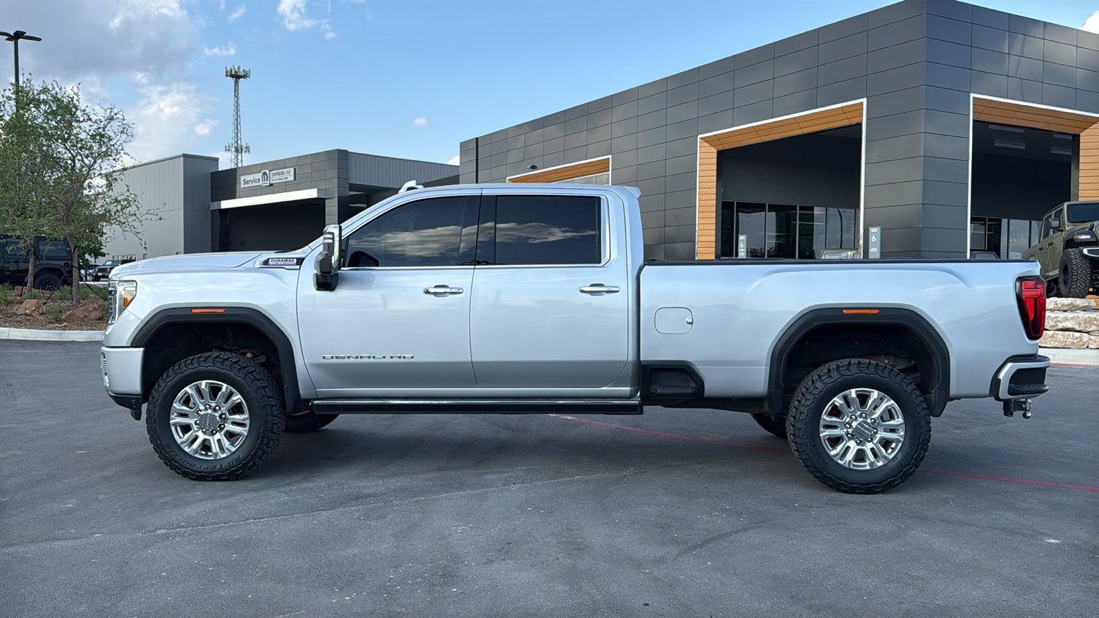 Used 2023 GMC Sierra 3500 Denali w/ Denali Ultimate Package AWD/4WD image 2