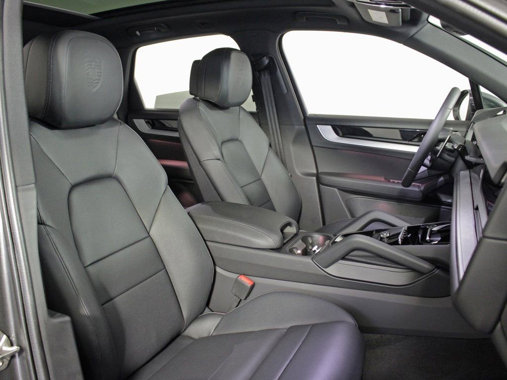 Certified 2025 Porsche Cayenne AWD/4WD image 39