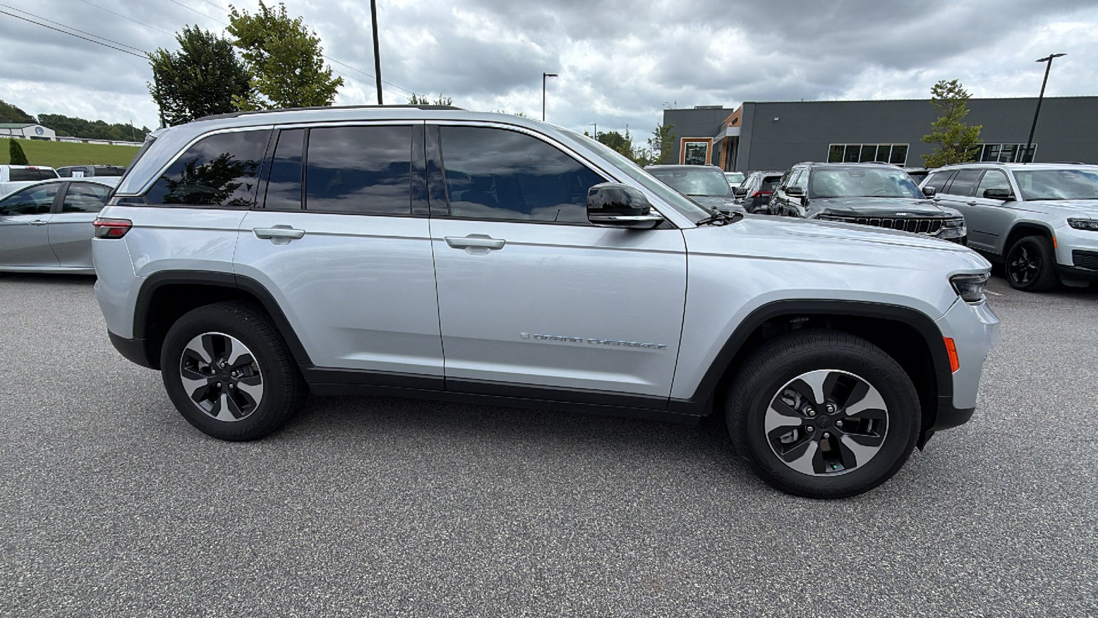 Used 2023 Jeep Grand Cherokee 4WD 4xe image 7