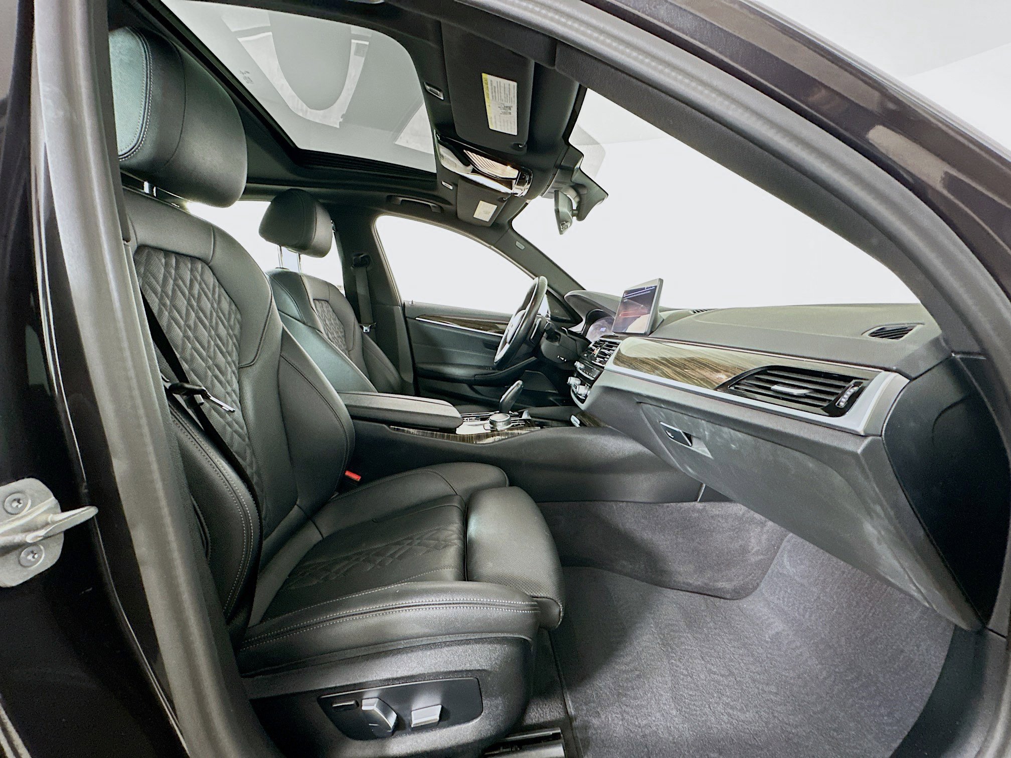 Used 2023 BMW 530i xDrive w/ Premium Package image 32