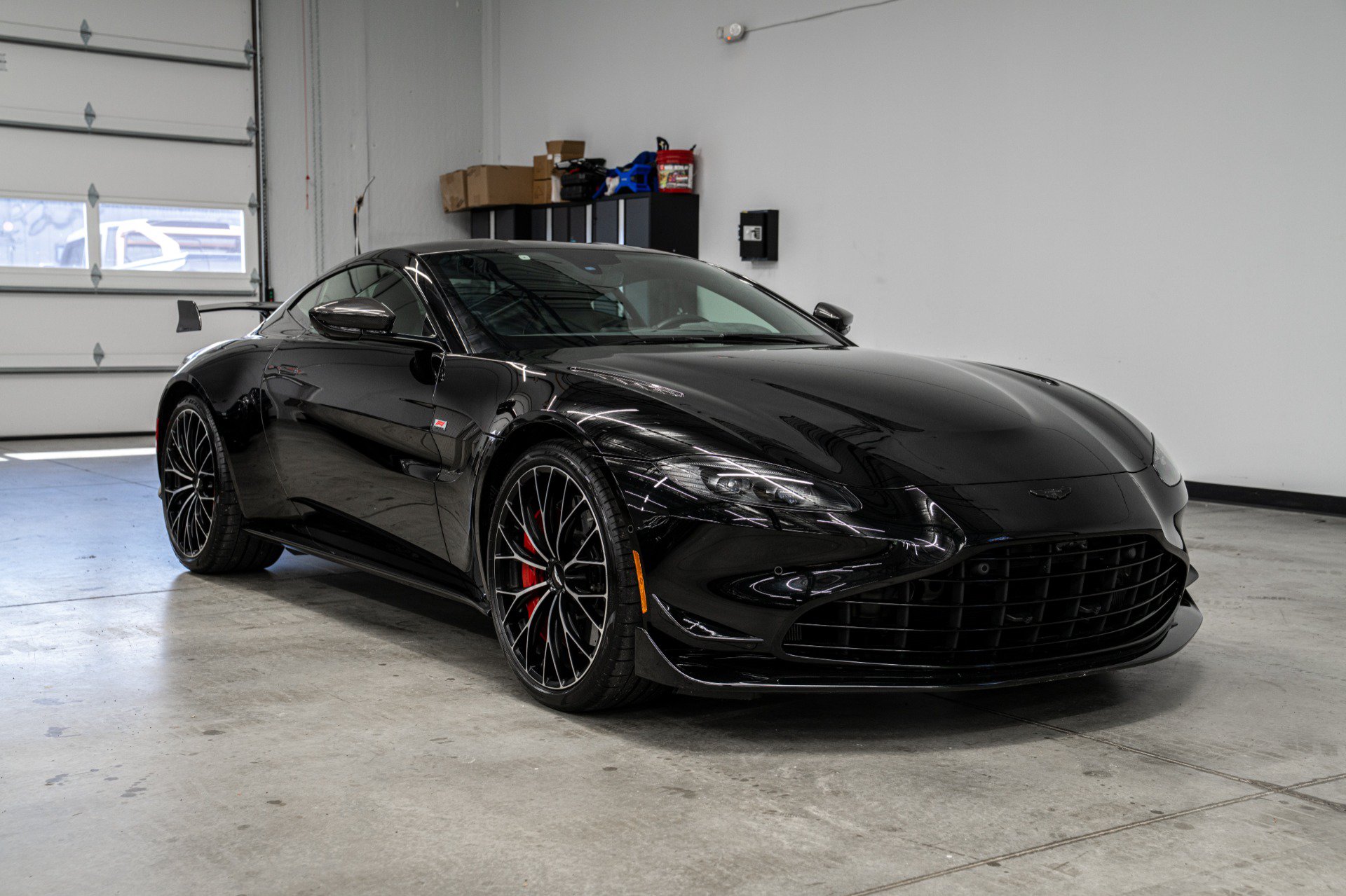 Used 2023 Aston Martin V8 Vantage Coupe RWD image 3