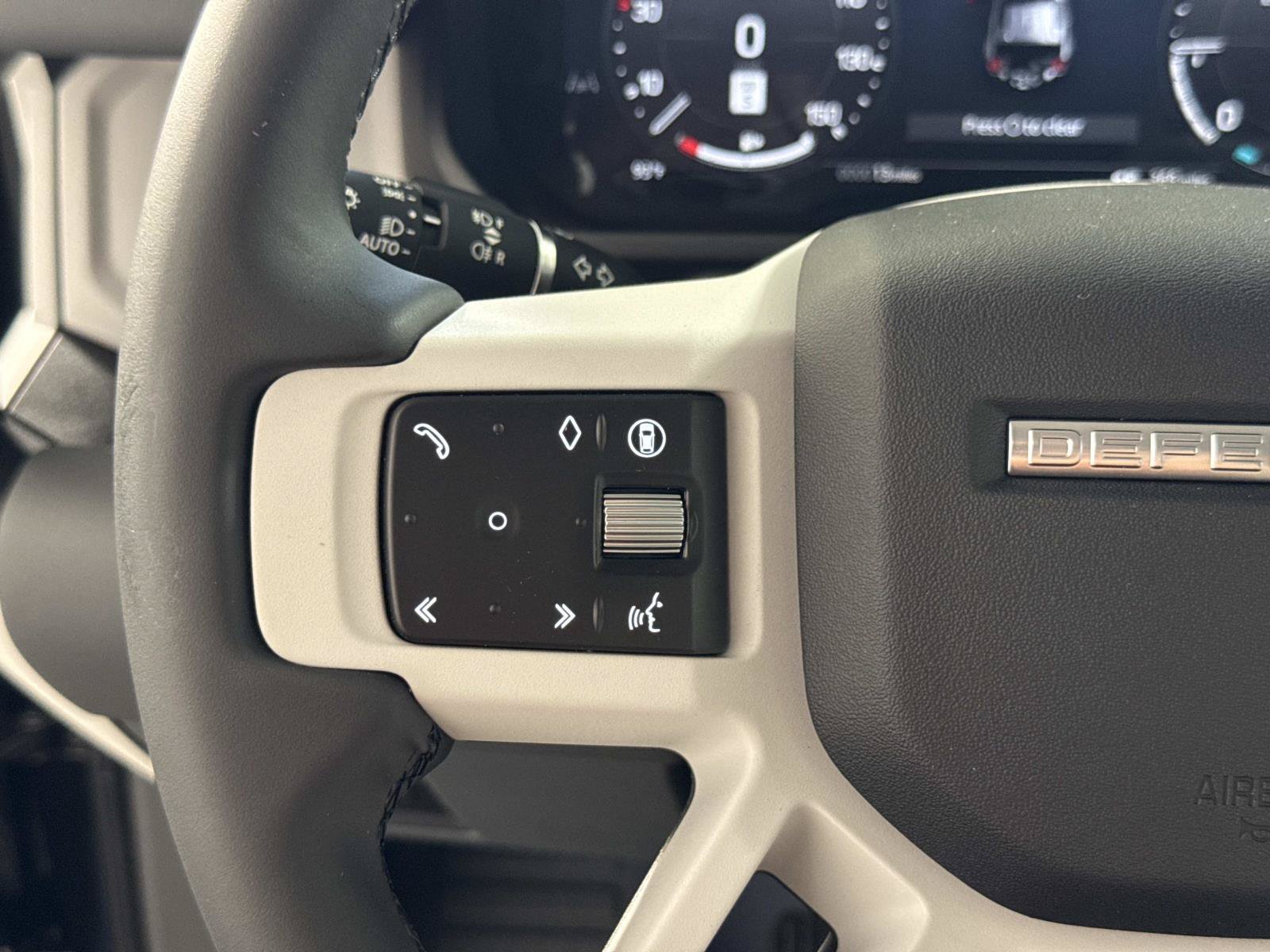 New 2026 Land Rover Defender 110 X-Dynamic SE AWD/4WD image 31