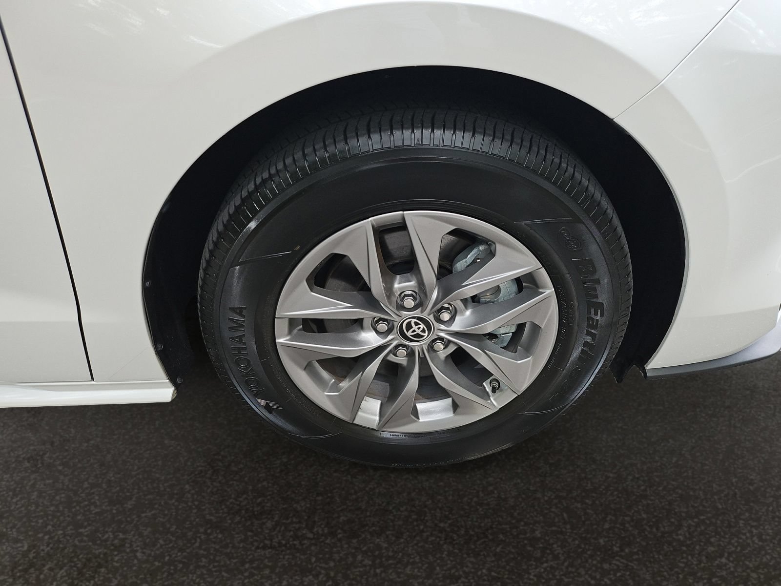 Used 2025 Toyota Sienna XLE FWD image 41