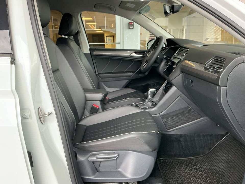 Used 2022 Volkswagen Tiguan SE image 30