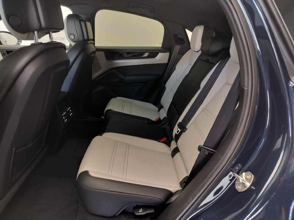 New 2026 Porsche Cayenne Coupe AWD/4WD image 18