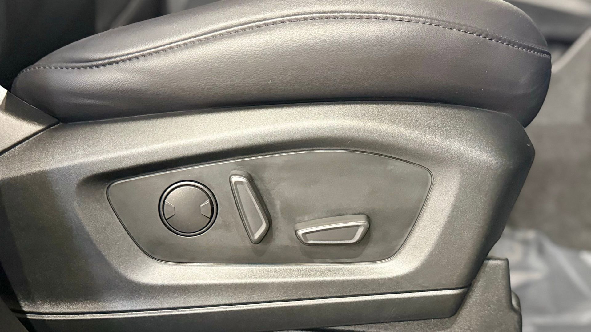 Used 2023 Ford Explorer XLT w/ Equipment Group 202A image 68