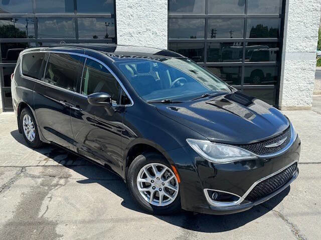 Used 2017 Chrysler Pacifica Touring Plus FWD image 3