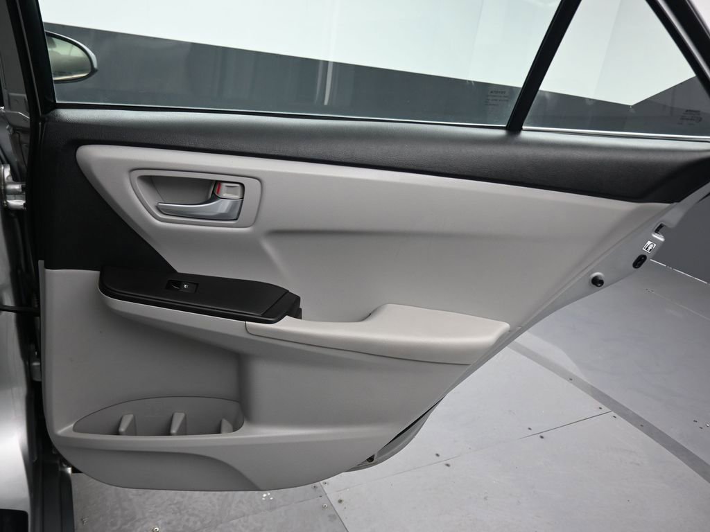 Used 2017 Toyota Camry LE image 33