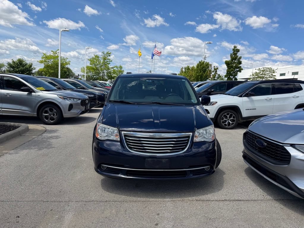 Used 2013 Chrysler Town & Country Touring FWD image 3
