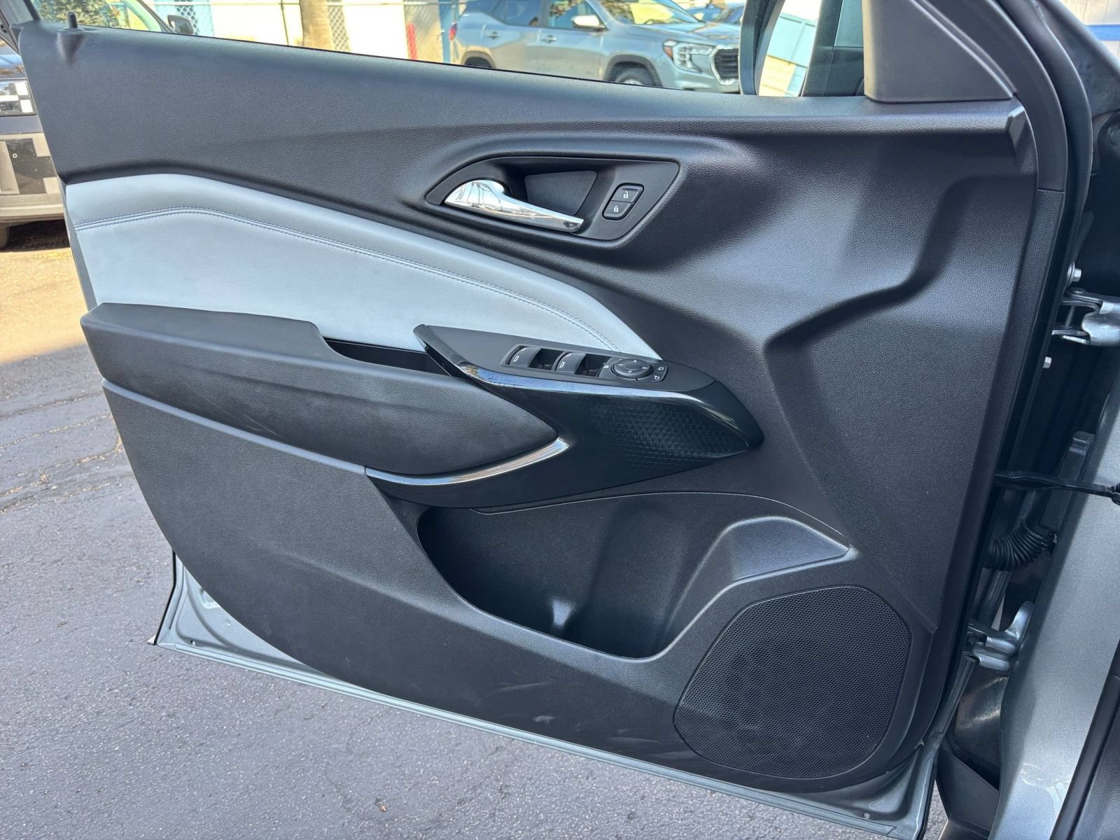 Used 2025 Chevrolet Trax LT FWD image 18