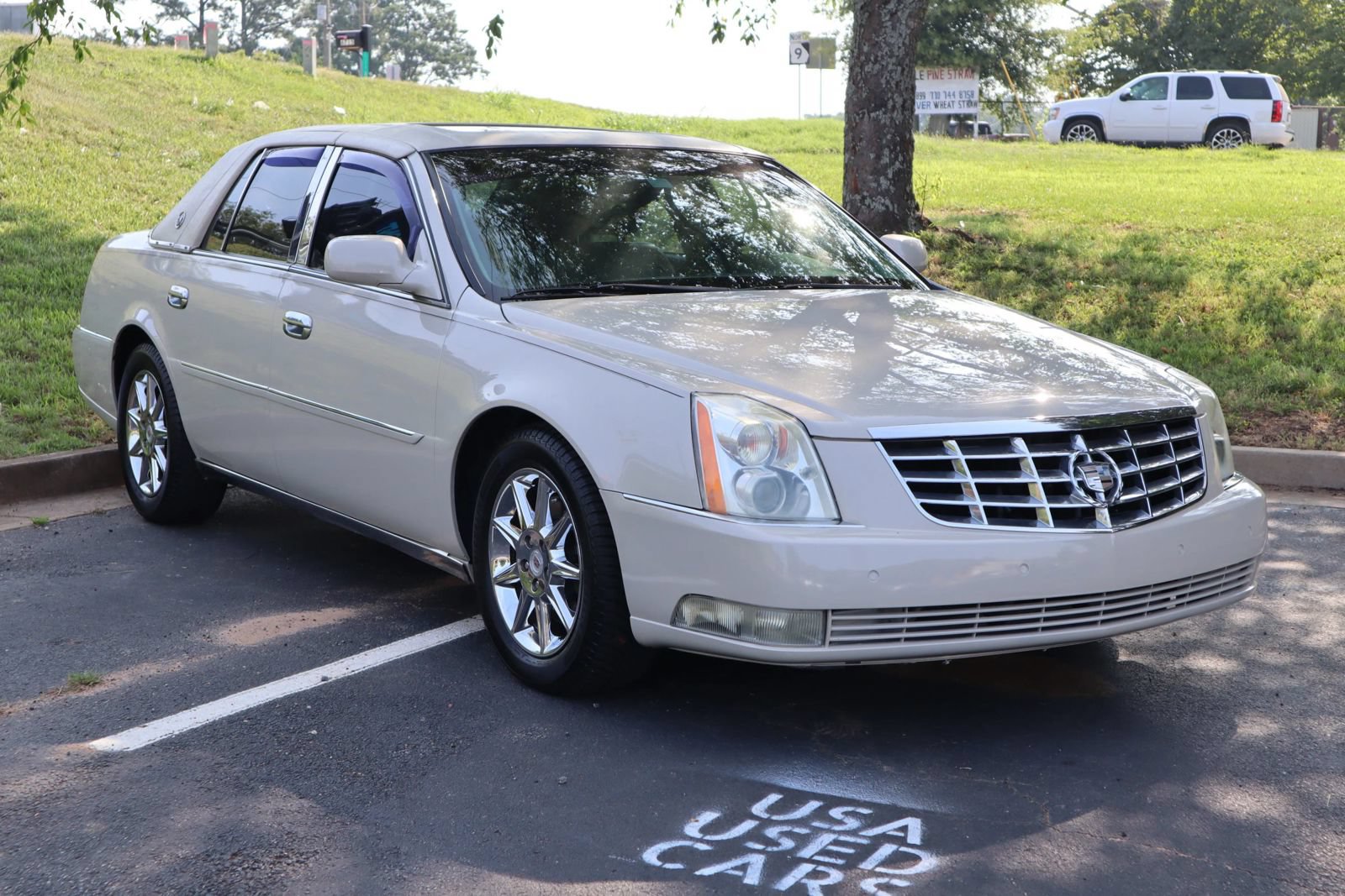 Used 2011 Cadillac DTS Luxury FWD image 3