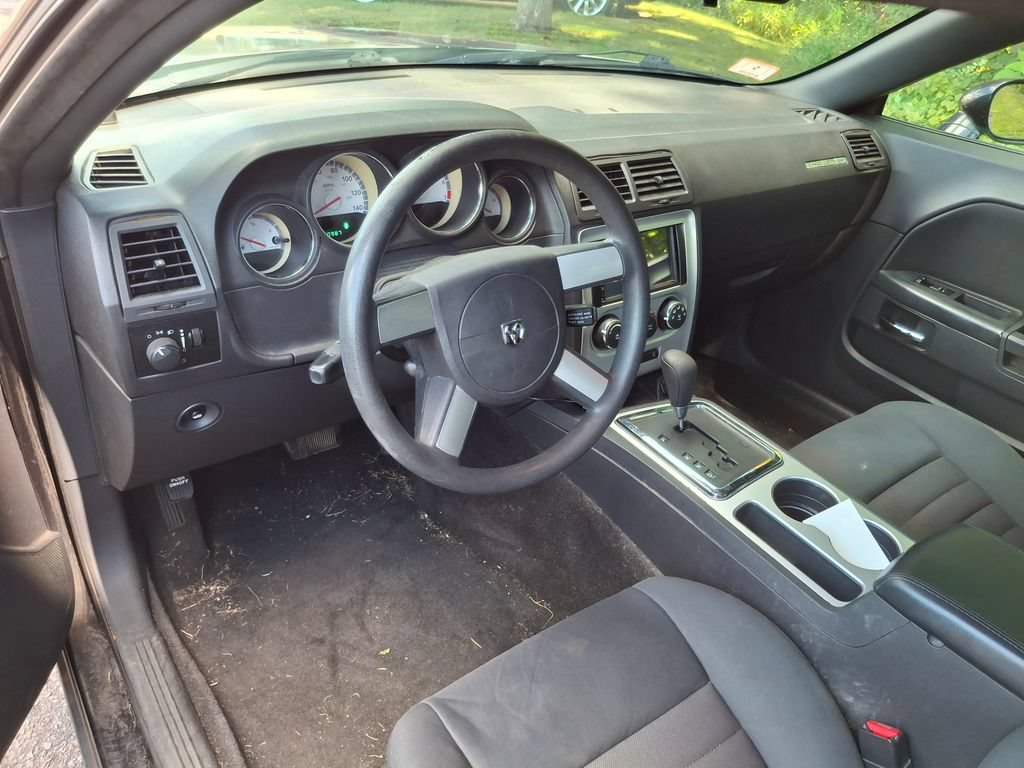 Used 2010 Dodge Challenger SE RWD image 9
