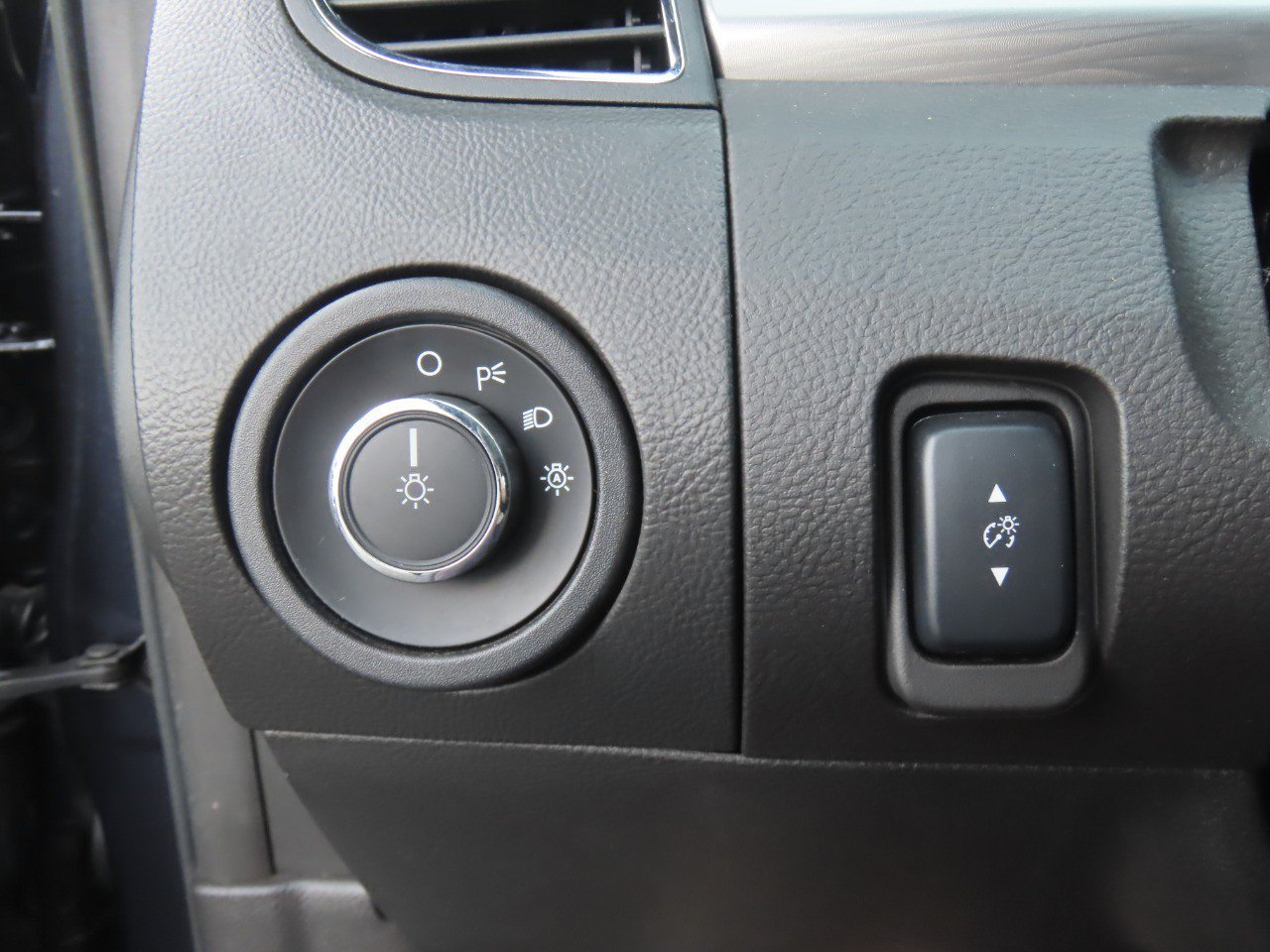 Used 2017 Ford Taurus SEL FWD image 25