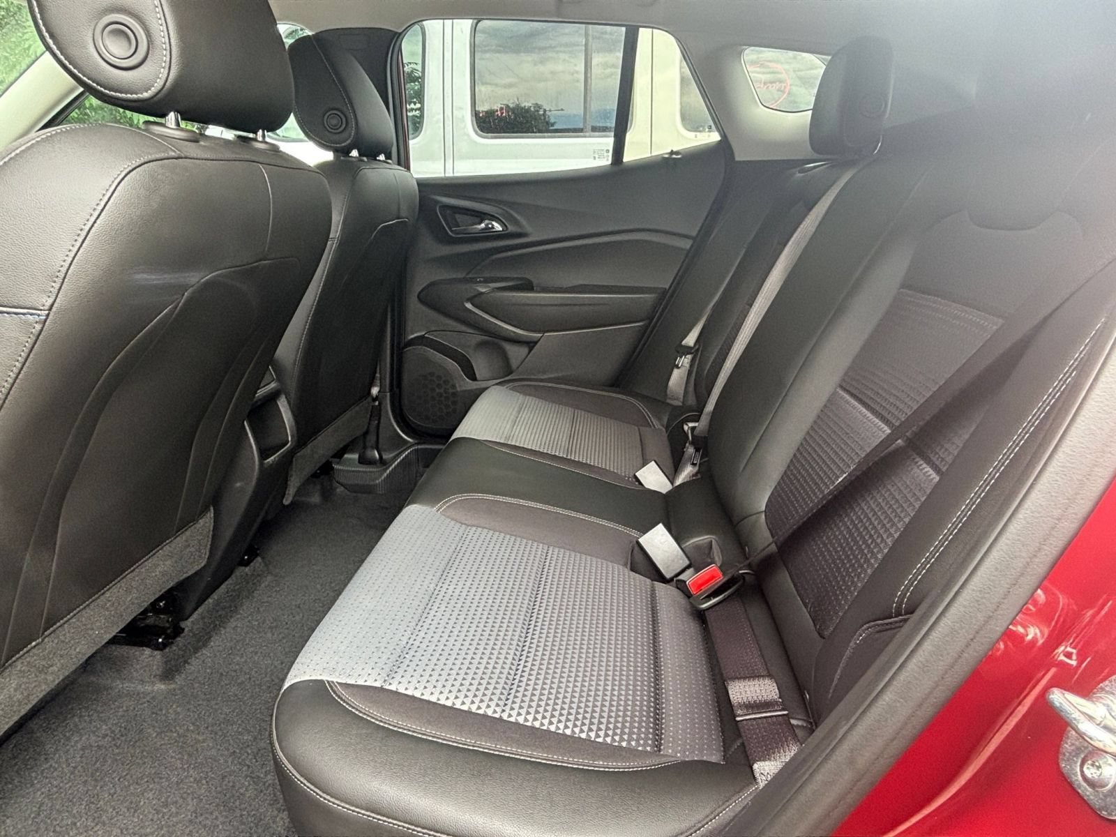 Used 2025 Chevrolet Trax LT w/ LT Convenience Package FWD image 22