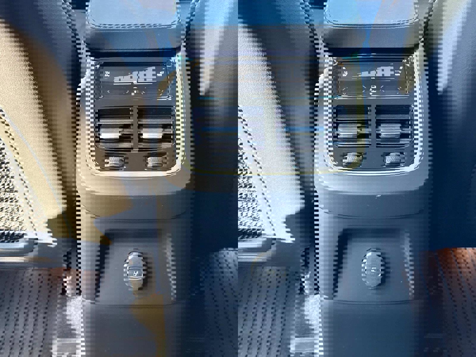 Certified 2024 Volvo XC90 T8 Plus w/ Protection Package Premier image 15