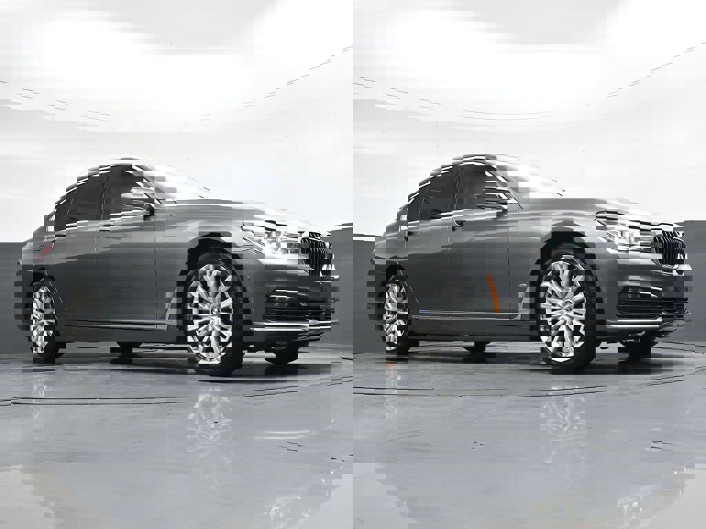 Used 2018 BMW 740i RWD image 26