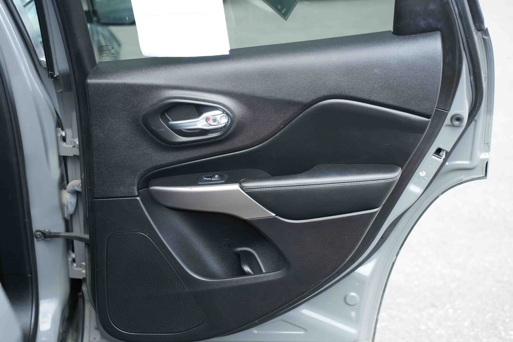 Used 2021 Jeep Cherokee Limited AWD/4WD image 20