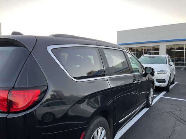 Used 2017 Chrysler Pacifica Touring-L image 5