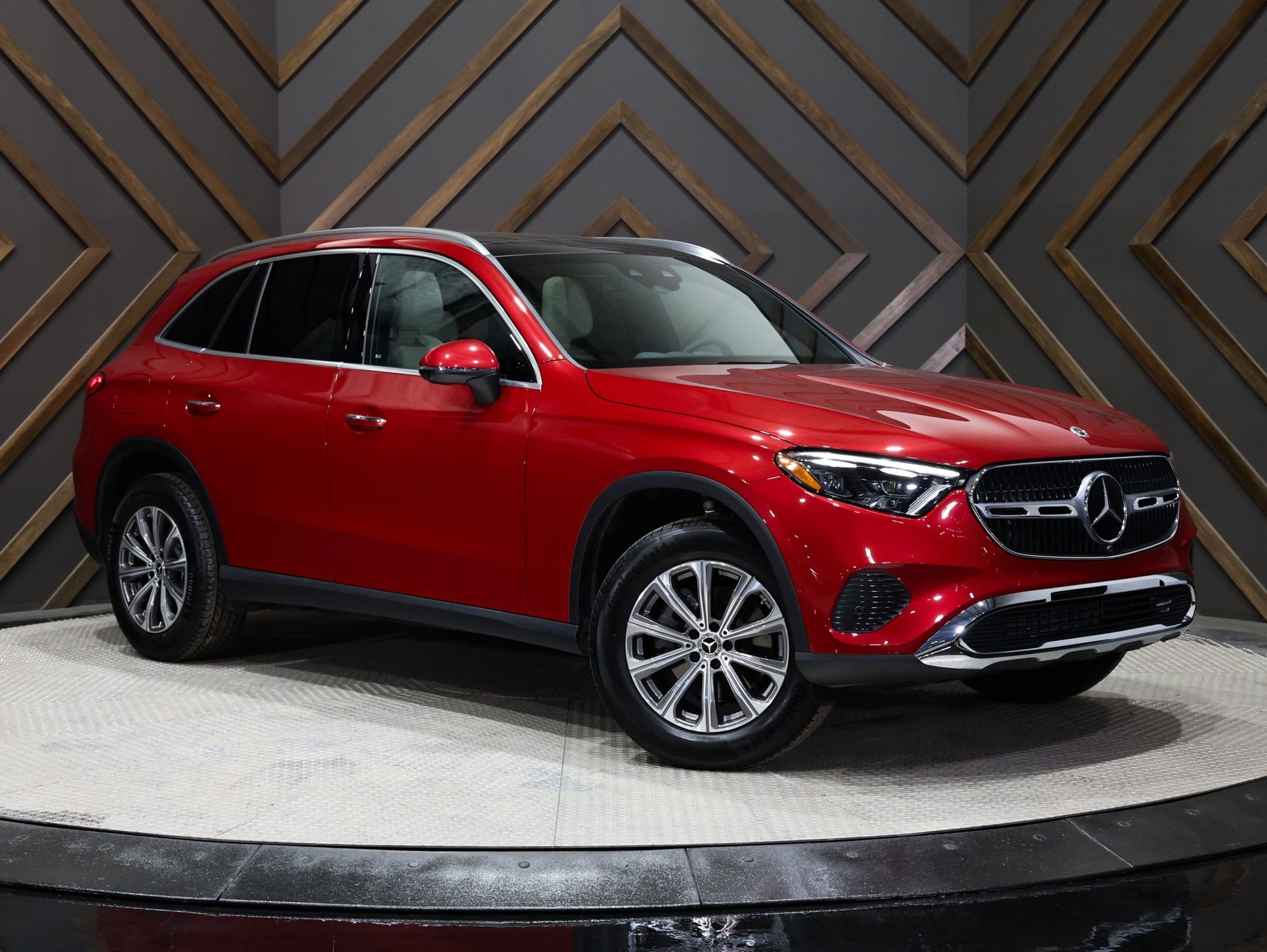 Used 2025 Mercedes-Benz GLC 300 4MATIC image 1