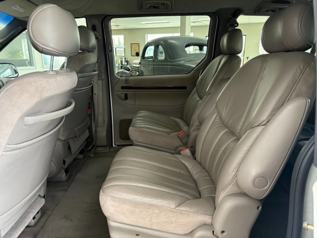 Used 2000 Chrysler Town & Country Limited image 23
