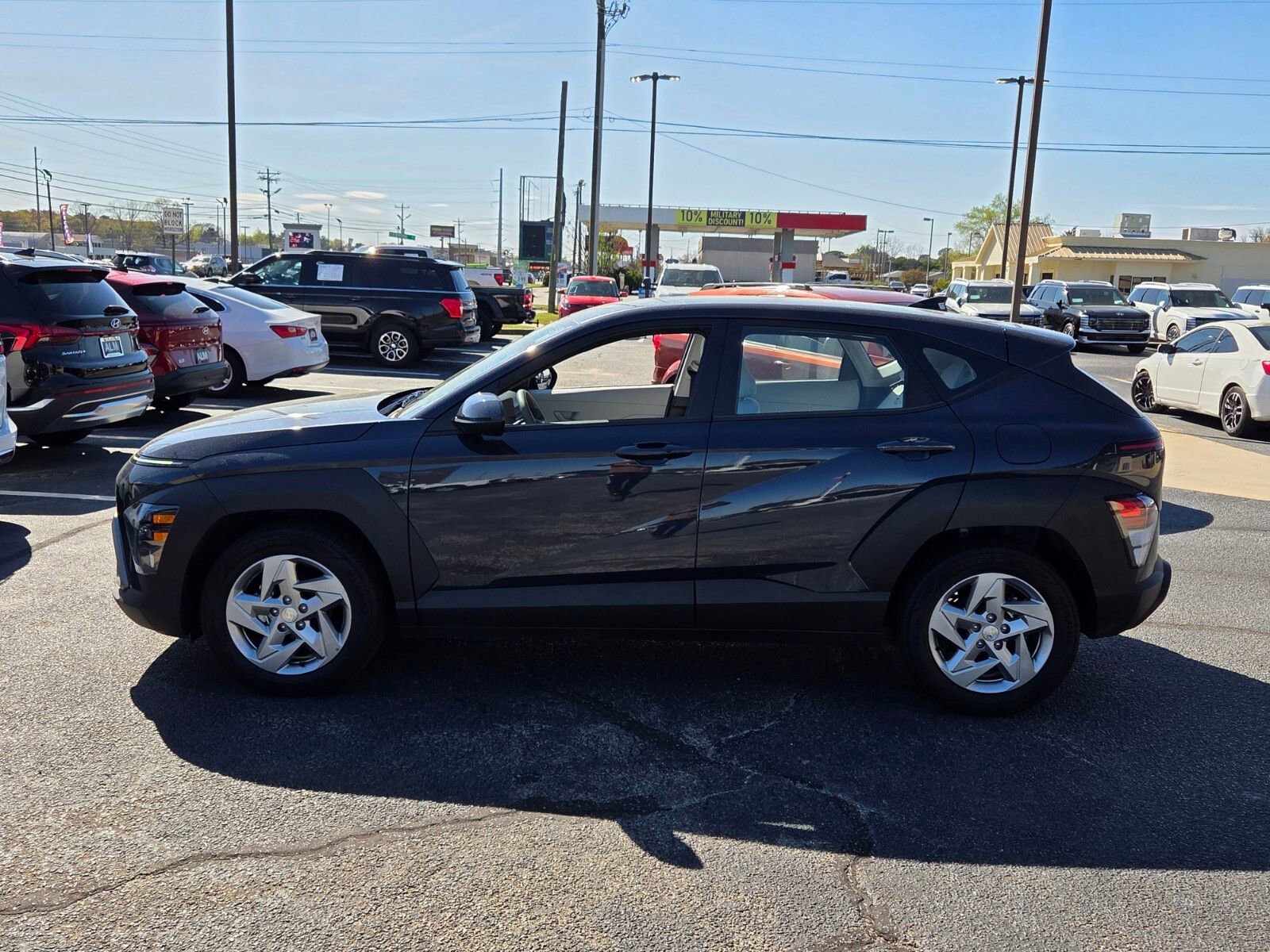 Used 2025 Hyundai Kona SE image 4