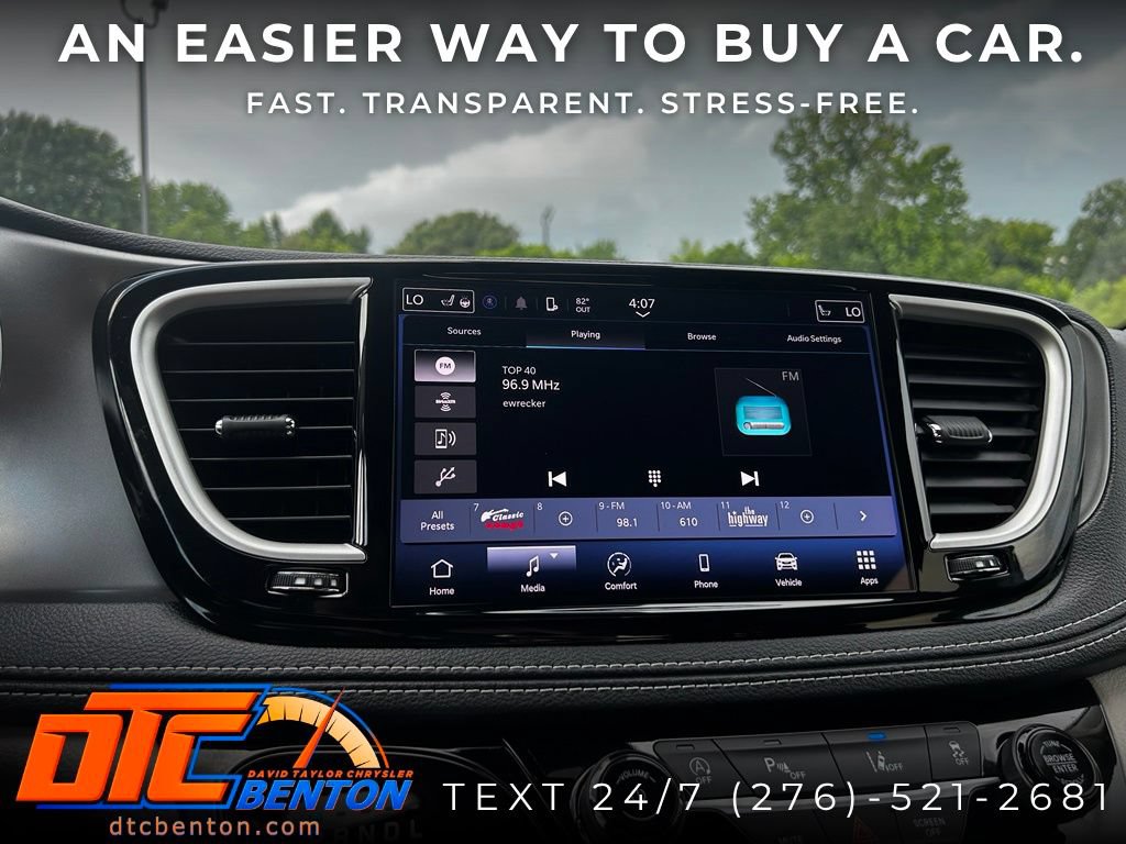 Used 2023 Chrysler Pacifica Touring-L AWD/4WD image 17