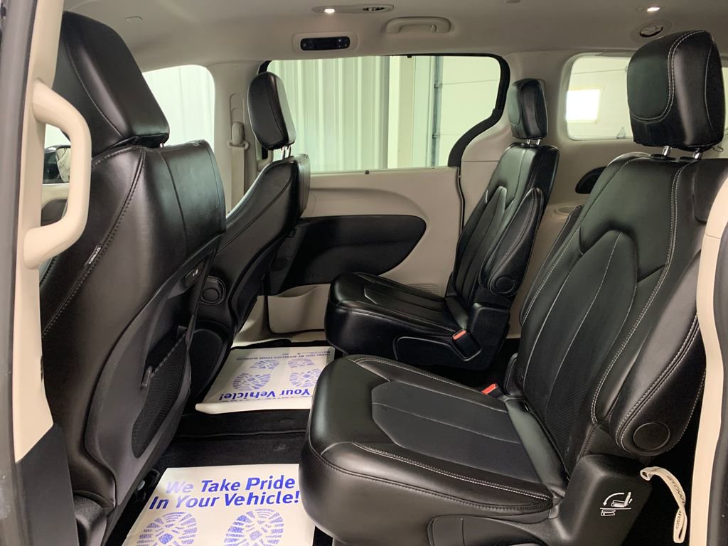 Used 2024 Chrysler Pacifica Touring-L image 18