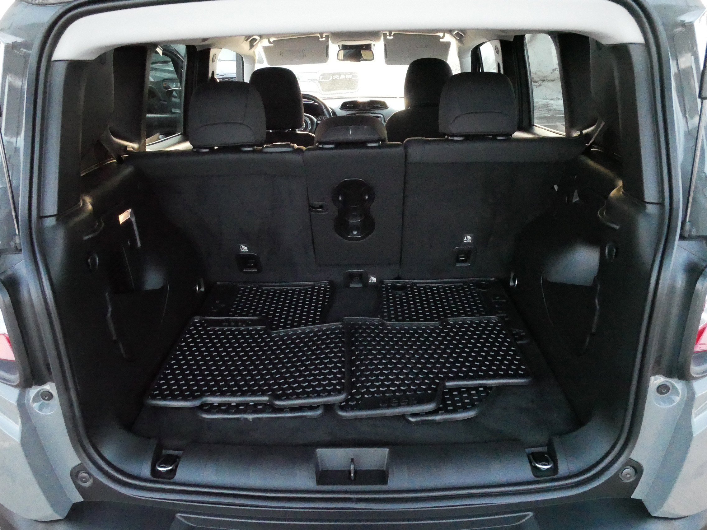 Used 2022 Jeep Renegade Latitude w/ Convenience Group AWD/4WD image 16