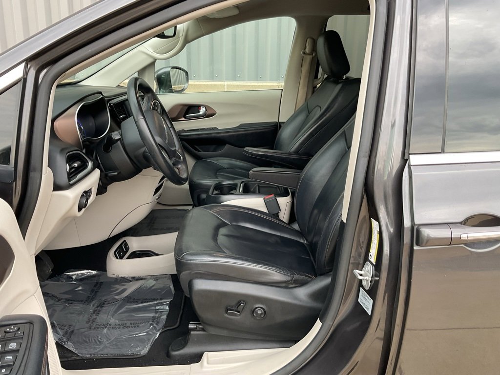 Used 2017 Chrysler Pacifica Touring-L image 8
