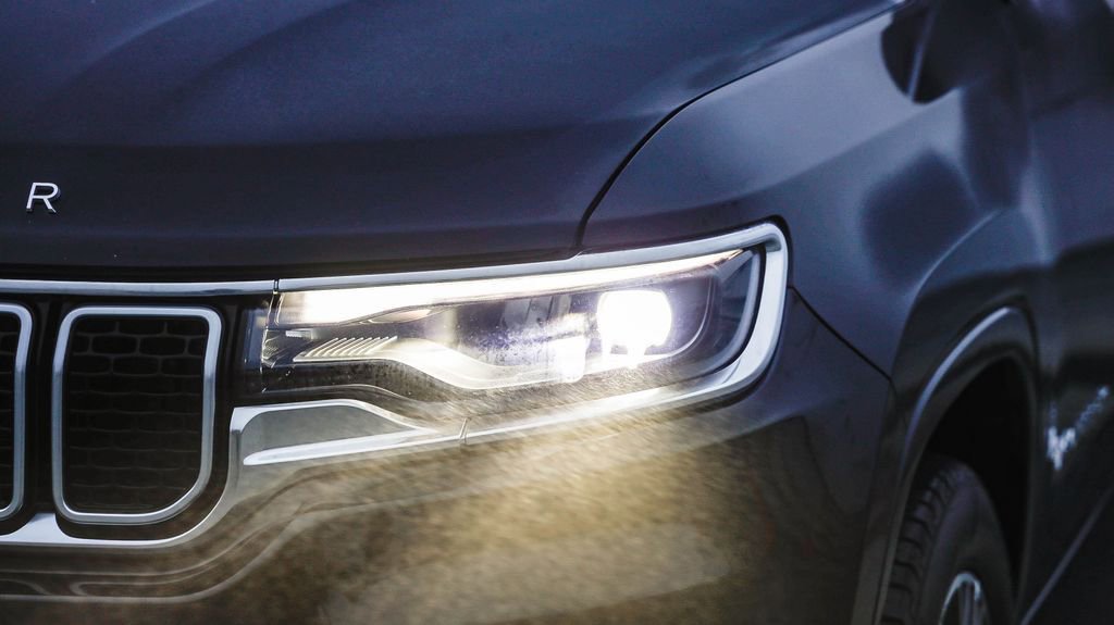 Certified 2024 Jeep Wagoneer L Series II w/ Flexible Seating Group image 5