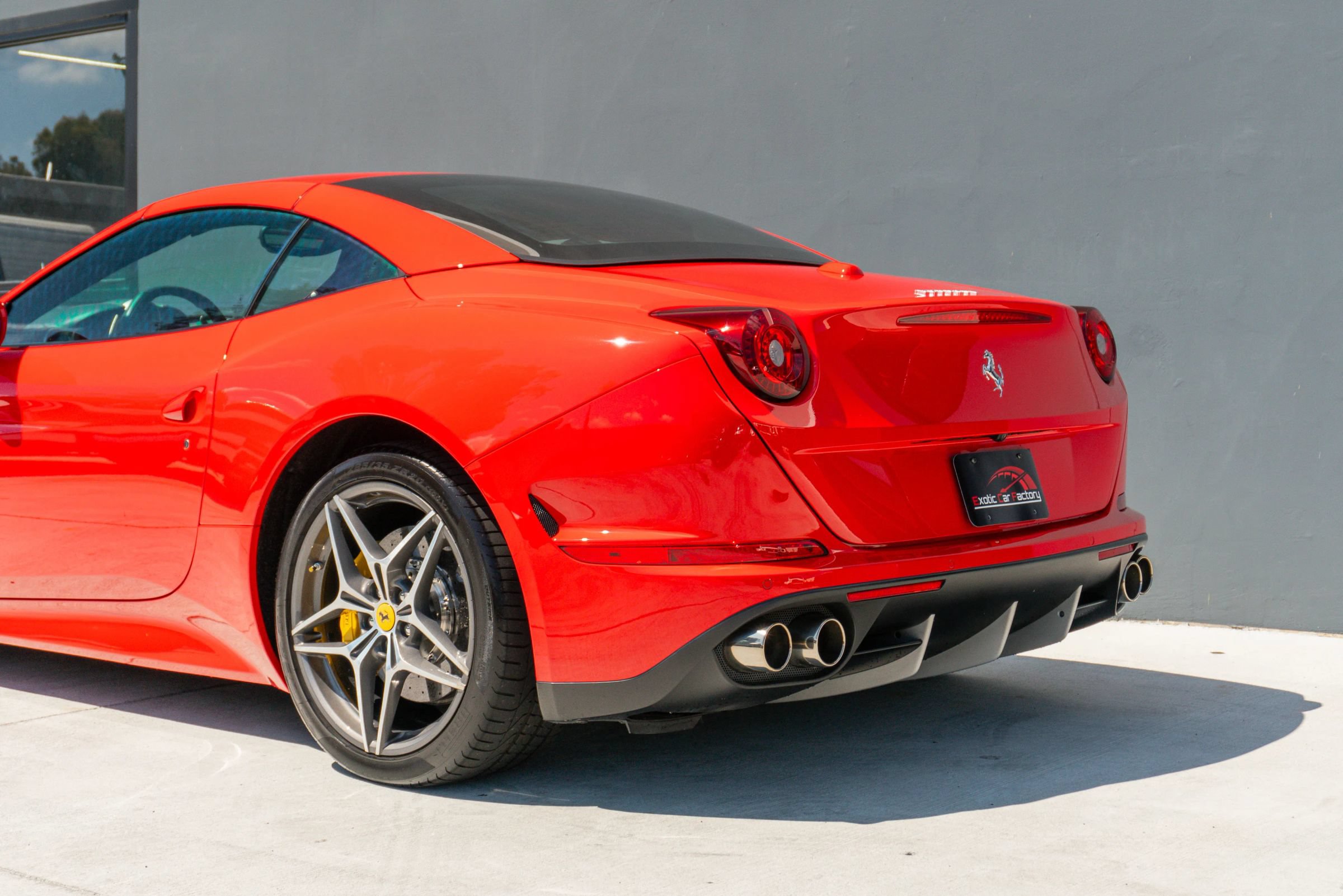 Used 2017 Ferrari California T RWD image 21