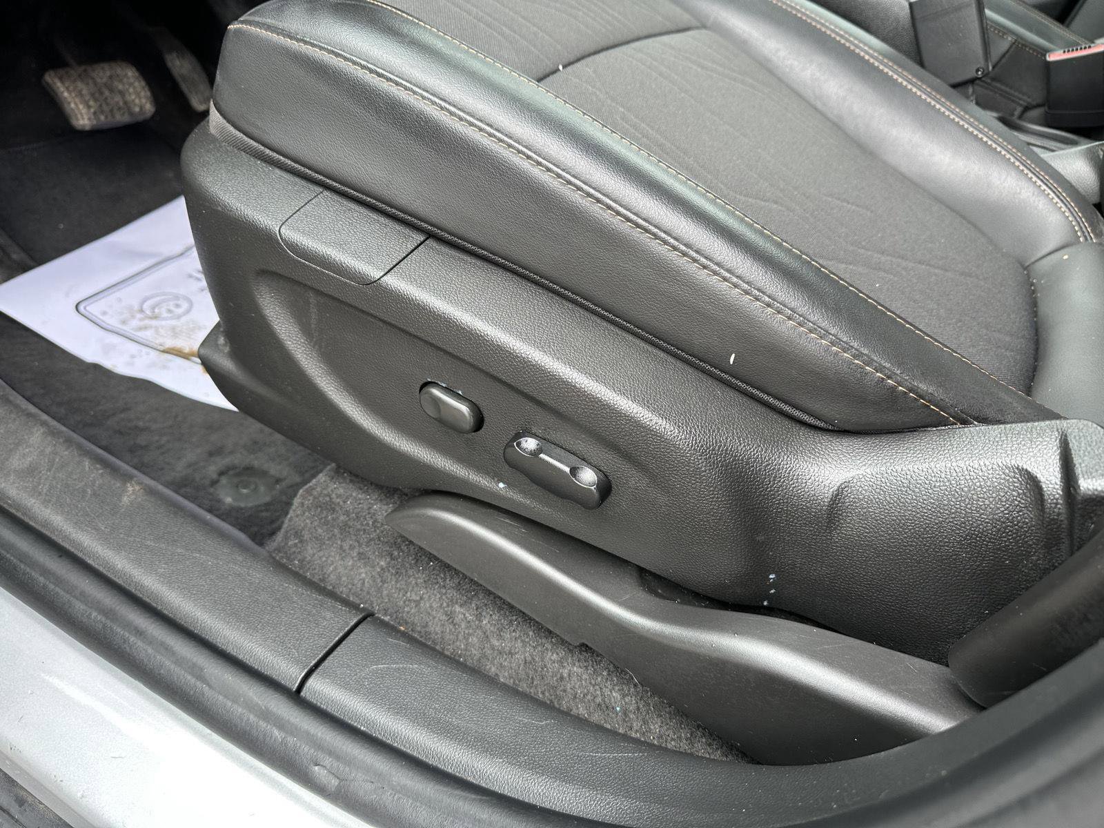 Used 2022 Chevrolet Trax LT w/ LT Convenience Package image 17