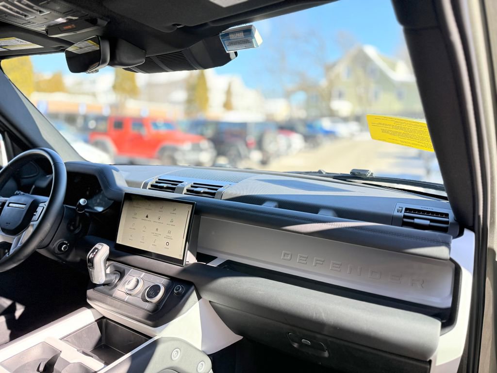 Used 2025 Land Rover Defender 110 S image 17