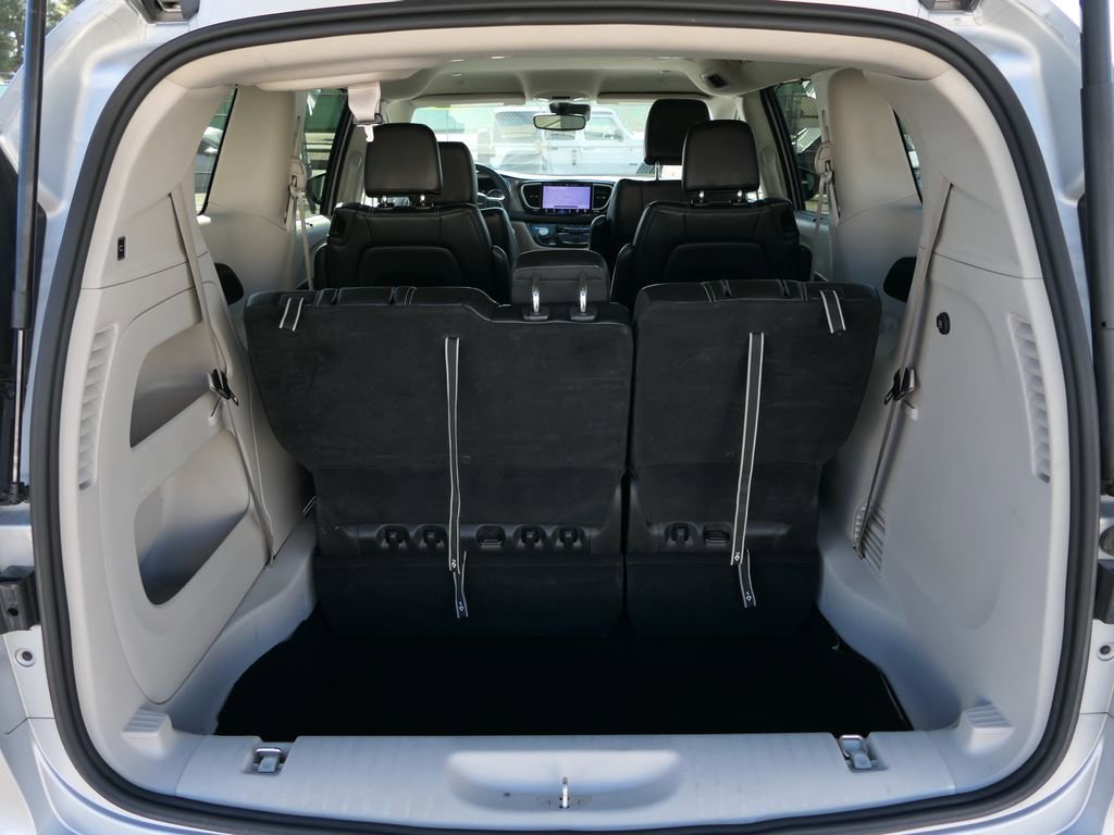 Used 2023 Chrysler Pacifica Touring-L image 21