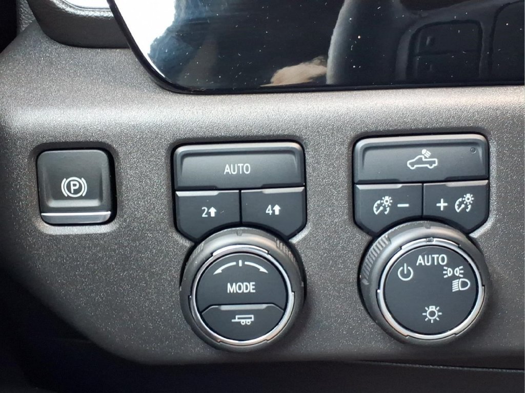 Used 2024 Chevrolet Silverado 1500 LT AWD/4WD image 7