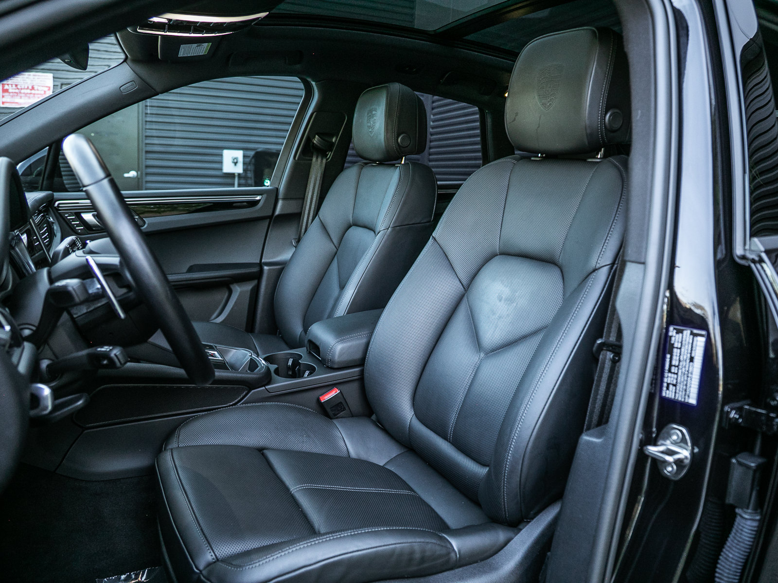 Certified 2023 Porsche Macan AWD/4WD image 5
