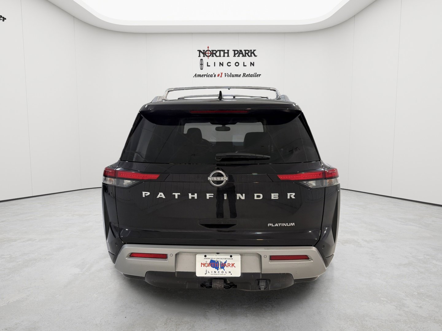 Used 2022 Nissan Pathfinder Platinum w/ Cargo Package FWD image 4