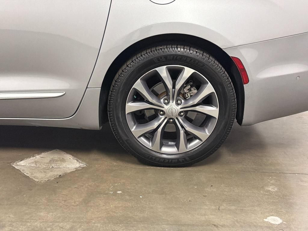 Used 2019 Chrysler Pacifica Limited w/ Tire & Wheel Group FWD image 14