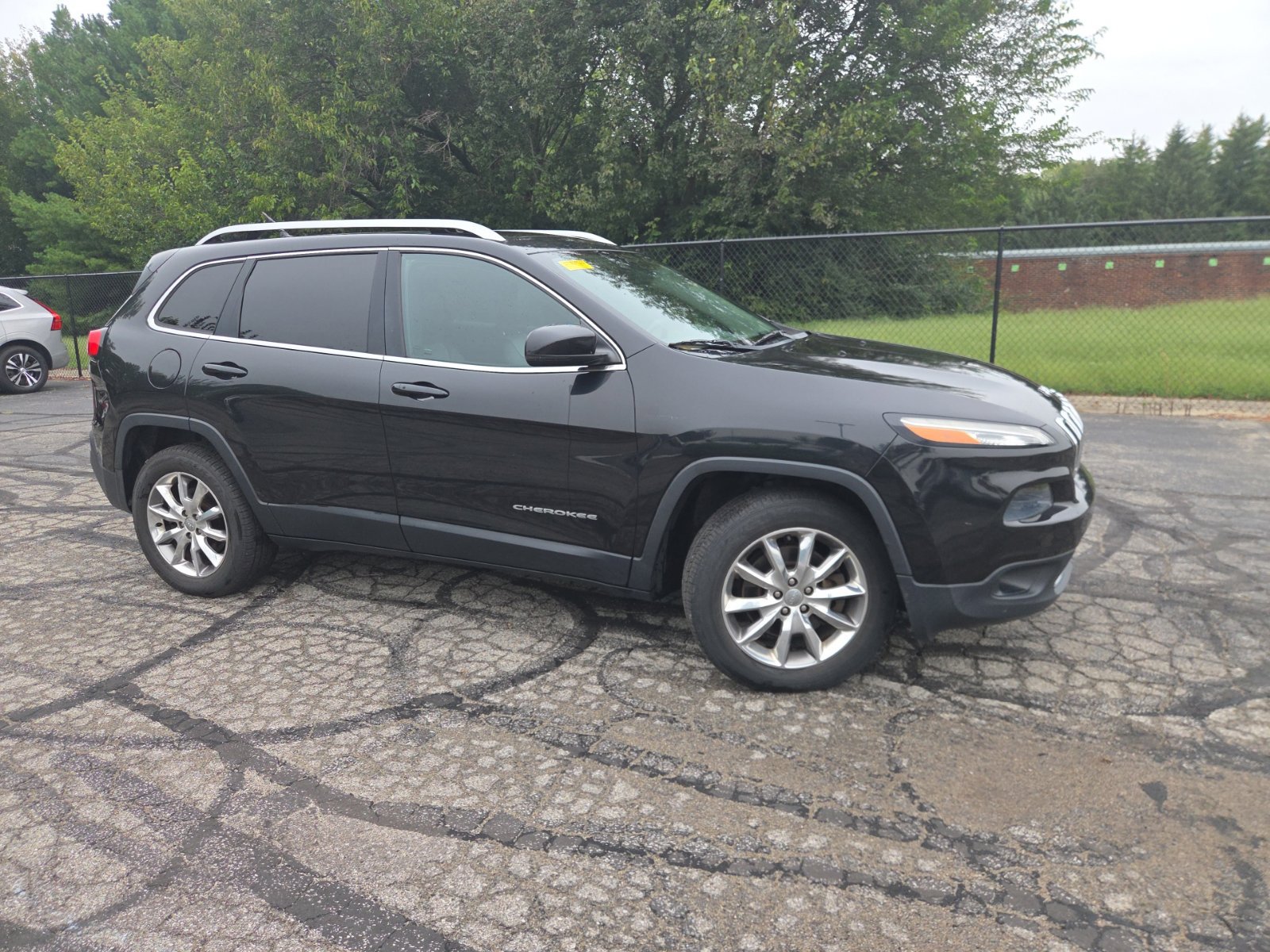 Used 2014 Jeep Cherokee Limited w/ Luxury Group AWD/4WD image 3