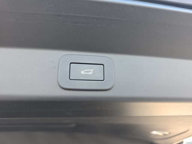 Used 2025 Land Rover Range Rover Sport SE AWD/4WD image 13